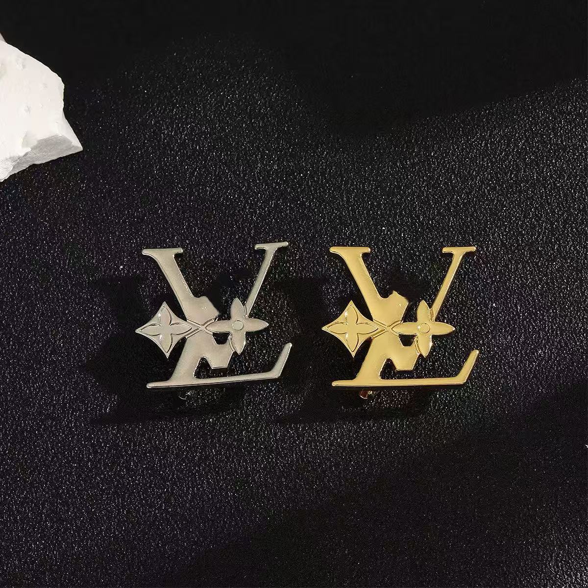 LV round pearl double-letter pin, versatile and stylish lapel pin for suits, coats, and bags, made of alloy