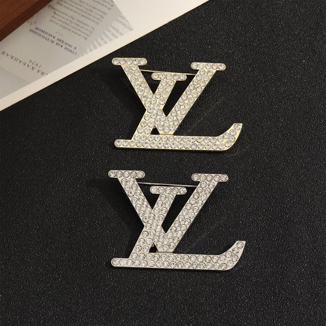 LV round pearl double-letter pin, versatile and stylish lapel pin for suits, coats, and bags, made of alloy