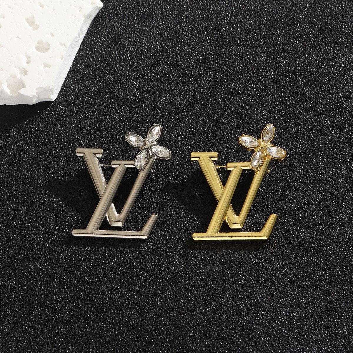 LV round pearl double-letter pin, versatile and stylish lapel pin for suits, coats, and bags, made of alloy