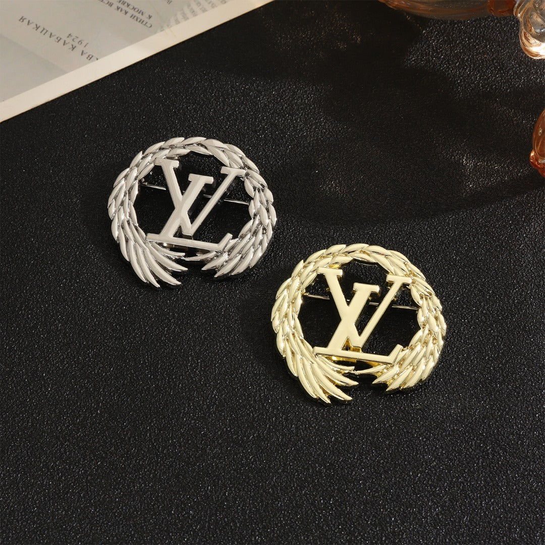 LV round pearl double-letter pin, versatile and stylish lapel pin for suits, coats, and bags, made of alloy