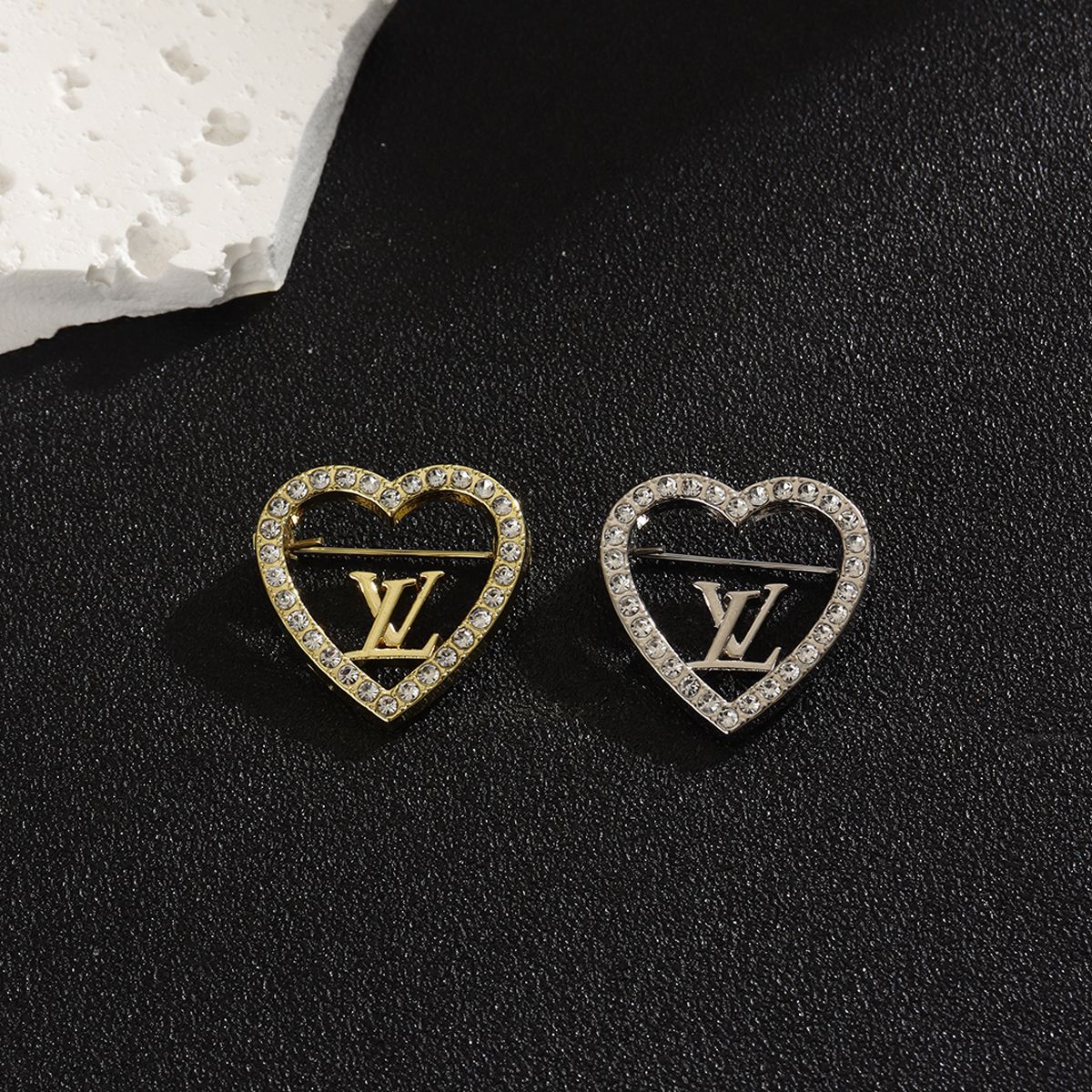 LV round pearl double-letter pin, versatile and stylish lapel pin for suits, coats, and bags, made of alloy