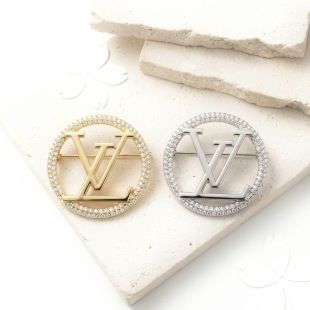 LV round pearl double-letter pin, versatile and stylish lapel pin for suits, coats, and bags, made of alloy