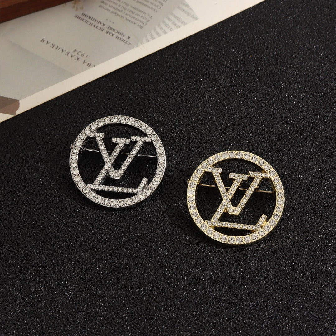 LV round pearl double-letter pin, versatile and stylish lapel pin for suits, coats, and bags, made of alloy