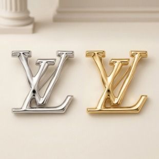 LV round pearl double-letter pin, versatile and stylish lapel pin for suits, coats, and bags, made of alloy